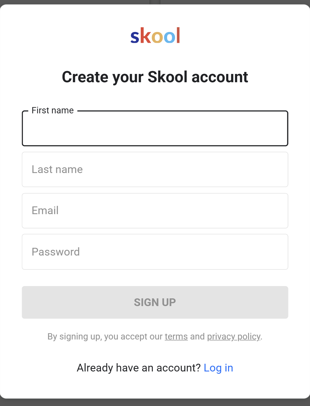 Skool 註冊視窗，四個欄位 First name、Last name、Email、Password